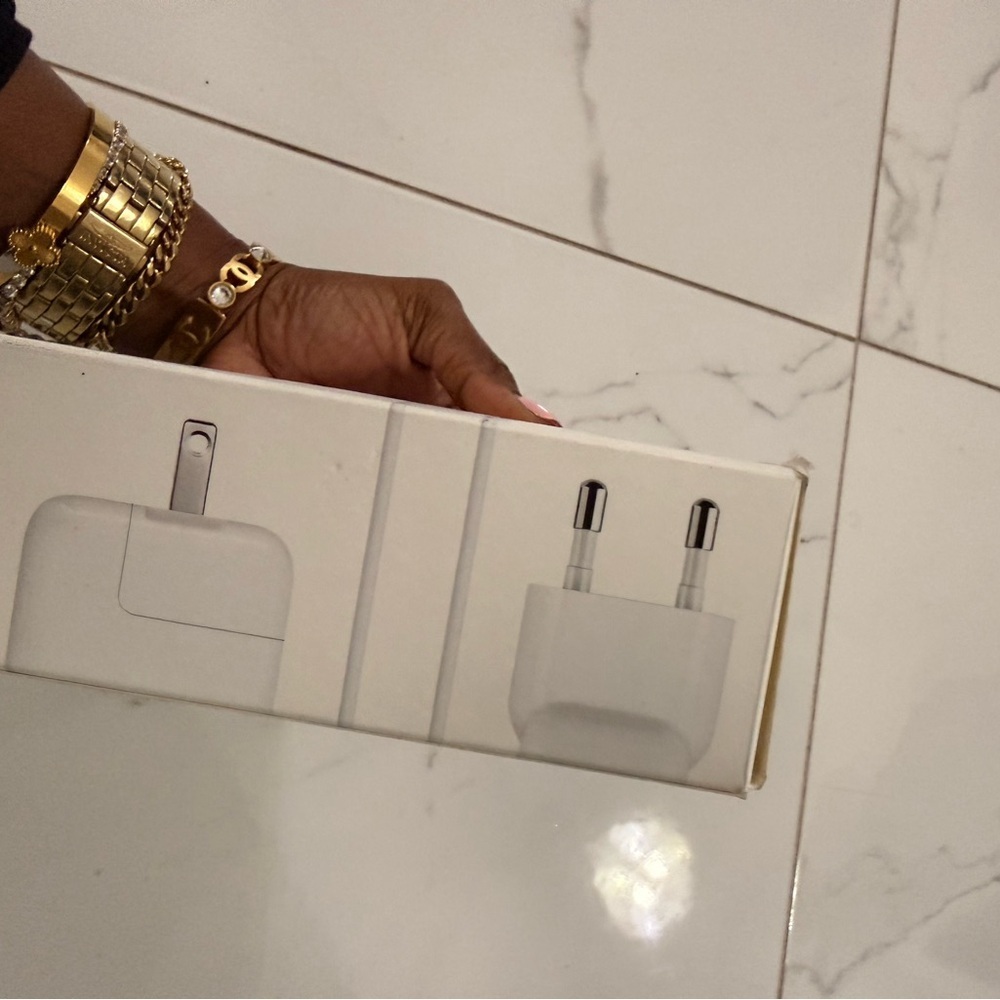 Apple World Travel Adapter Kit - White - Picture 2 of 4